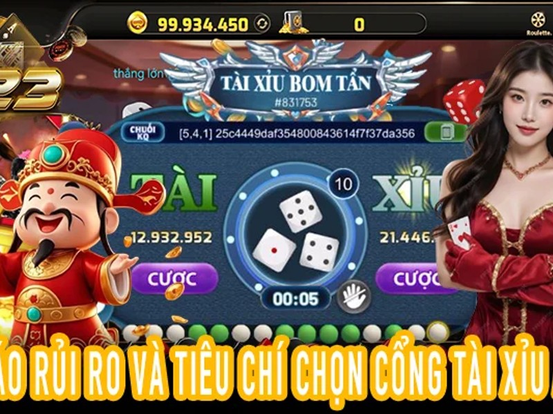 Bàn chơi Poker với chip và các quân bài trong tay người chơi tại KV888 Casino